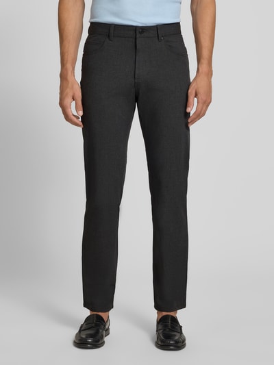 Męski model nosi Comfort Fit Hose mit Eingrifftaschen von Christian Berg Men, czarne, mieszanka materiałów z dodatkiem wiskozy, wpuszczane kieszenie, kieszenie z tyłu, szerokość w rozmiarze 32/32: 41 cm, długość wewnętrzna nogawki: 78 cm, całopostaciowy widok z przodu.