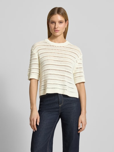 Modelka nosi Regular Fit Sweatshirt mit Lochmuster Modell 'Mina' von OPUS z mieszanki bawełny, model damski, rękaw o dł. 1/2, okrągły dekolt, elastyczne wykończenia; długość tyłu w rozmiarze S: 51 cm, długość rękawów: 61 cm; kolor kremowy, ażurowa faktura, proste linie, pełny widok sylwetki z przodu.