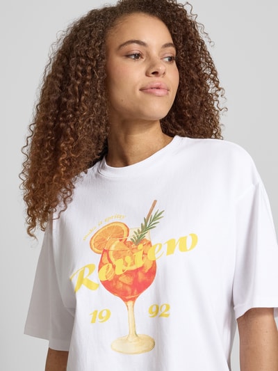 Frauenmodel trägt T-Shirt mit rückseitigem Motiv-Print von REVIEW, Weiß, Oversized, Reine Baumwolle, Rundhalsausschnitt, Nahaufnahme Oberkörper.