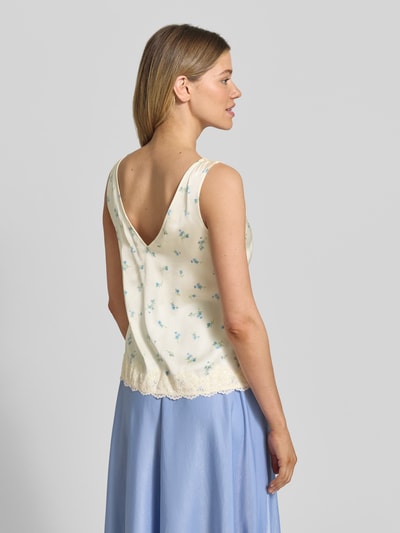 Vrouwenmodel draagt Blusentop uit viscose met kanten rand van Jake*s Casual, regular fit, V-hals, ruglengte maat 36: 36 cm, rugaanzicht