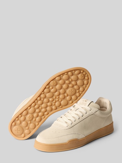 Produktfoto, Sneaker aus Leder mit Label-Details Modell 'PRIME' von LLOYD, beige mit abgerundeter Spitze, Schnürverschluss, strukturierte Sohle, Herren Sneaker mit 3 cm Absatzhöhe und 8 cm Schafthöhe und Schaftweite, matte Oberfläche.