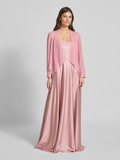 Kobiece modelka nosi Kurtkę 'Jacke aus Chiffon in offener Passform' od Vera Mont, szyfon, półprzezroczysty materiał, krój otwarty, długość tyłu w rozmiarze 36: 46 cm, widok całej sylwetki z przodu.