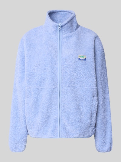 Produktfoto, hellblaue Regular Fit Jacke aus Teddyfell Modell 'Hoktown' von American Vintage mit Stehkragen, Logo-Patch und Reißverschluss.