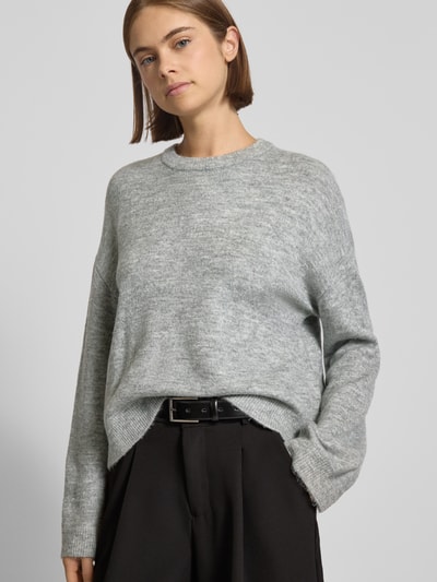 ONLY Sweter z dzianiny o kroju regular fit z okrągłym dekoltem model ‘SIMONI’ Średnioszary melanż 3