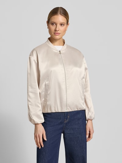 Frauenmodel trägt Regular Fit Blouson mit College-Kragen von Tom Tailor, efekt: jednolity kolor, satyna, krój regular fit, zamek błyskawiczny, długi rękaw, elastyczne ściągacze, wpuszczane kieszenie, wykończenie materiału: satyna, Ganzkörperansicht von vorne.