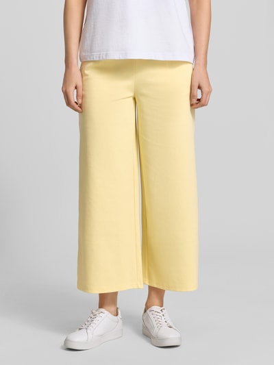 Frauenmodel trägt Culotte mit elastischem Bund Modell 'Kate' von ICHI, Material-Mix mit Viskose-Anteil, Wide-Fit, angedeutete Gesäßleistentasche, Farbe Gelb, glatte Textur, Bundweite 36 cm, Innenbeinlänge 63 cm, Ganzkörperansicht von vorne.