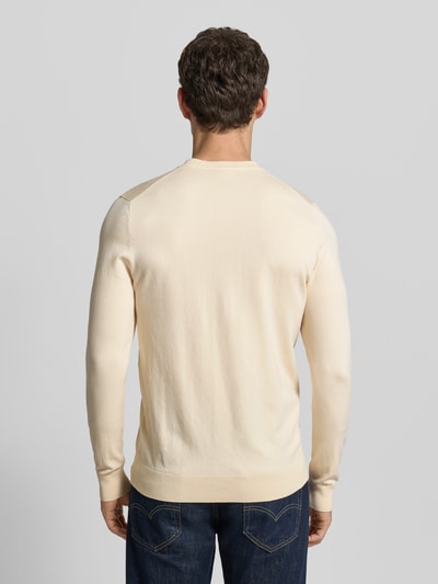 Męskim model nosi Regular Fit Strickpullover mit Seide-Anteil von Profuomo, mieszanka lyocellu i bawełny z jedwabiem, prążkowane wykończenia, okrągły dekolt, długość tyłu 70 cm, długość rękawów 73 cm, kremowy kolor, gładka tekstura, widok całej sylwetki od tyłu.