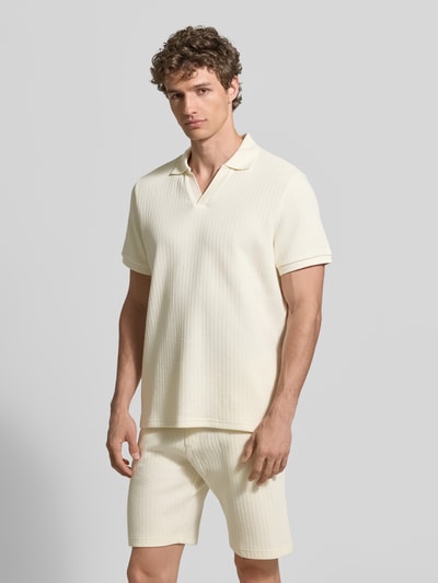 Männermodel trägt Regular Fit Strick-Poloshirt mit V-Ausschnitt von MCNEAL, cremefarben, Baumwoll-Mix mit Stretch-Anteil, Ganzkörperansicht von vorne. Rückenlänge bei Größe M: 70 cm.