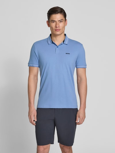 Męski model nosi Regular Fit Poloshirt aus Baumwoll-Mix Modell 'PL_Member' od BOSS Green, jasnoniebieski, krój regular fit, logo, piqué, krótki rękaw, kołnierzyk polo, widok całej sylwetki z przodu.