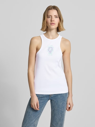 Frauenmodel trägt Slim Fit Tanktop aus reiner Baumwolle Modell 'DIMARTINI_B' von Hugo Blue, Optik: Unifarben, Logo-Print, Motiv-Print, Rundhals, breite Träger, Weiß, glatte Textur, Ganzkörperansicht von vorne