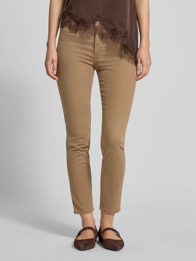 Vrouwenmodel draagt Slim Fit broek in verkorte pasvorm model 'SHAKIRA' van Brax, lyocellmix met katoen, voorkant volledig zichtbaar, context: dames broek, bandwijdte maat 36: 38 cm, binnenbeenlengte maat 36: 71 cm.