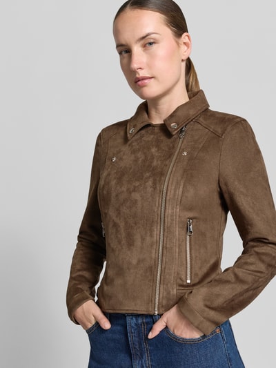 Kobiece model nosi Regular Fit Kunstlederjacke mit Riegeln am Rumpf Modell 'JOSE' von VERO MODA, brąz, tekstura zamszu, zamek, widok z przodu, zbliżenie na górną część ciała, kurtka damska ze sztucznej skóry