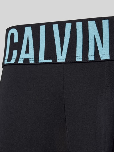 Produktfoto, Trunks mit elastischem Bund im 3er-Pack von Calvin Klein Underwear, schwarz mit breitem hellblauem Logo-Bund, Material-Mix mit Stretch-Anteil, körpernahe Passform