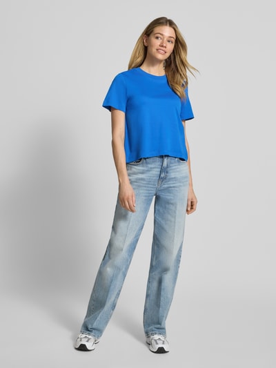 Frauenmodel trägt Regular Fit T-Shirt aus reiner Baumwolle von s.Oliver RED LABEL, unifarben, Cropped-Länge, Ganzkörperansicht von vorne.