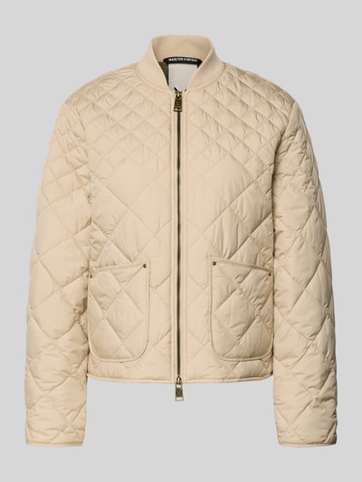 Produktfoto, Steppjacke mit Eingrifftaschen von Fuchs Schmitt in Beige mit geradem Schnitt, Stehkragen und Zweiwege-Reißverschluss, strukturierte Oberfläche.
