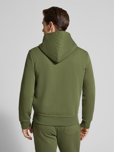 Männermodel trägt Regular Fit Sweatjacke aus Baumwoll-Mix von Polo Ralph Lauren in Optik: Unifarben, Materialverarbeitung: Sweat, Ganzkörperansicht Rückansicht.