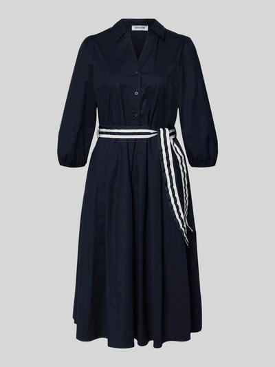 Produktfoto, Hemdblusenkleid mit V-Ausschnitt und Bindegürtel von More & More, dunkelblau, A-Linie, Midikleid, Baumwoll-Elasthan-Mix, Knopfleiste, strukturierter Stoff, Größenangaben laut Kontext.