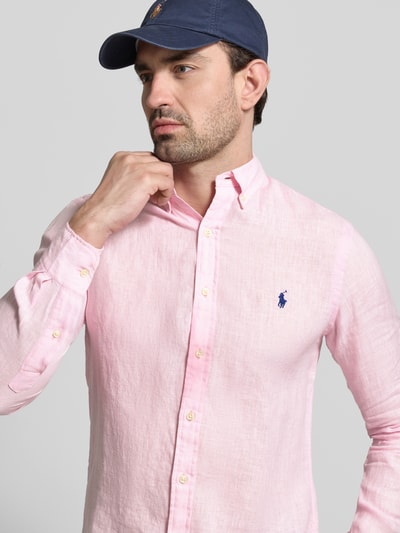 Männermodel trägt Slim Fit Freizeithemd aus reinem Leinen von Polo Ralph Lauren in Optik: Unifarben, Materialverarbeitung: Flammgarn, Nahaufnahme Oberkörper.