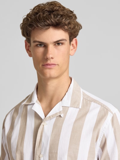 Männermodel trägt Relaxed Fit Freizeithemd aus reiner Baumwolle Modell 'TES' von Only & Sons, Optik:Allover-Muster, gestreift, Nahaufnahme Oberkörper.
