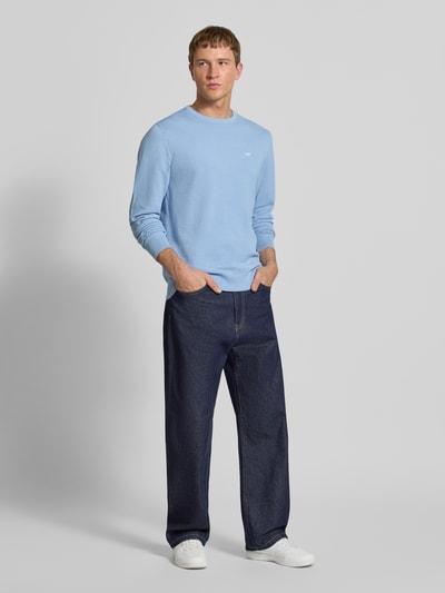 Männermodel trägt hellblaues Sweatshirt mit Rundhalsausschnitt und Logo-Stitching von Levi's®, Baumwoll-Mix, Ganzkörperansicht von vorne