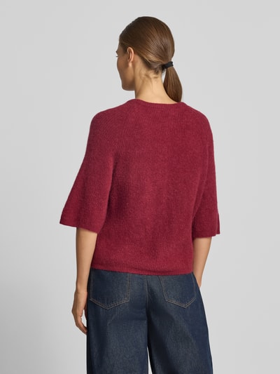 Frauenmodel trägt Strickweste mit 1/2-Arm Modell 'Bondie Hope' von MSCH Copenhagen, wolliger Mix, regular fit, Rückenansicht, Ganzkörperansicht Rückansicht.