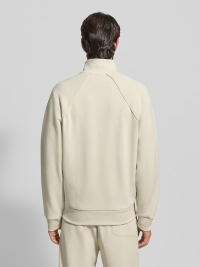 Männermodel draagt Regular Fit Sweat-Pak uit katoenmix Model 'TRACKSUIT SET' van BOSS Green in effen kleur, tweedelig, opstaande kraag, lange mouw, geribde boorden, paspelnaad, galonstrepen, steekzakken en achterzak, materiaalverwerking piqué, Ganzkörperansicht Rückansicht.