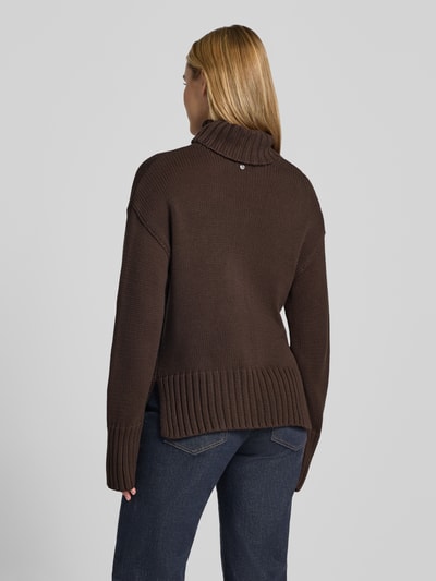 Frauenmodel trägt Relaxed Fit Strickpullover aus reiner Baumwolle mit Rollkragen von MOS MOSH, braun, grobe Strickstruktur, Rückenansicht, Ganzkörperansicht Rückansicht, Damen Strickpullover, elastische Abschlüsse, Rückenlänge 62 cm, Ärmellänge 62 cm.