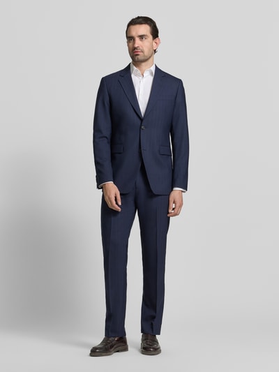 Männermodel trägt Regular Fit Anzughose aus Woll-Mix Modell 'Tense' von Tiger Of Sweden, dunkelblau, Ganzkörperansicht von vorne. Herren Anzughose mit Gesäßtaschen, Eingrifftaschen, Bügelfalten, Knopf- und Reißverschluss, Bundweite 45 cm, Innenbeinlänge 78 cm bei Größe 50.