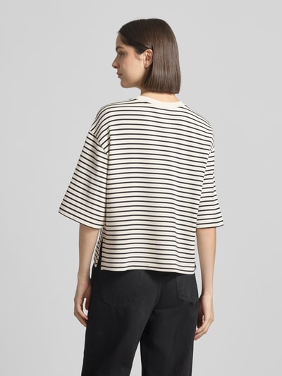 Vrouwenmodel draagt Boxy Fit Sweatshirt met 1/2-mouwen van Jake*s Casual, modalmix met stretch, ronde hals, zwart-wit gestreept, boxy fit. Ganzkörperansicht Rückansicht.