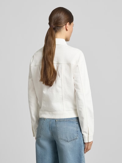 Männermodel trägt Regular Fit Jeansjacke aus Baumwoll-Mix von s.Oliver RED LABEL, unifarben, Denim-Struktur, Ganzkörperansicht Rückansicht
