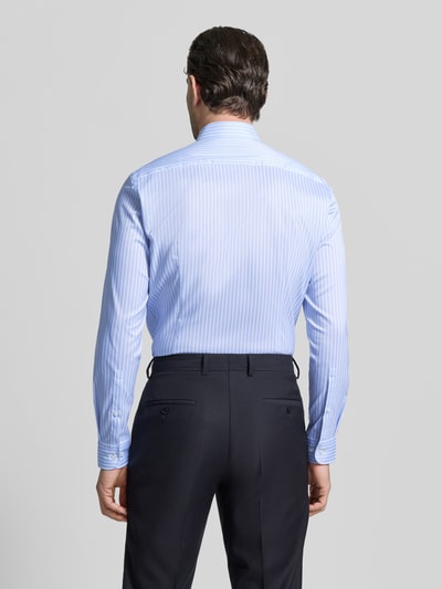 Männermodel trägt Slim Fit Businesshemd mit Kentkragen von Jake*s, hellblau mit feinen Streifen, elastischer Material-Mix, Ganzkörperansicht Rückansicht.