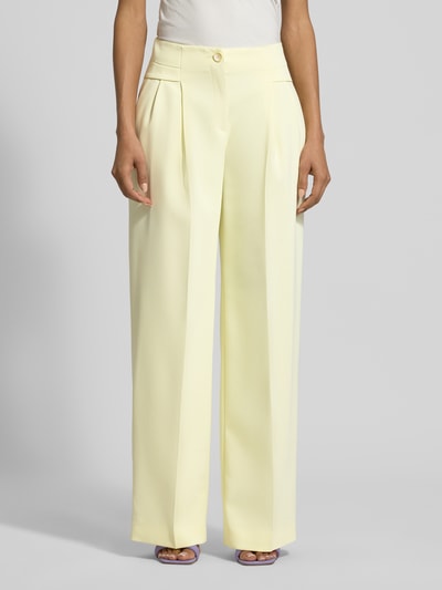 Kobiece modelka nosi Wide Fit Stoffhose mit Bügelfalten von Marc Cain, jasny żółty kolor, materiał z domieszką stretchu, wysoki stan, szerokość w rozmiarze 36: 40 cm, długość nogawki wewnętrznej: 81 cm, widok całej sylwetki z przodu.