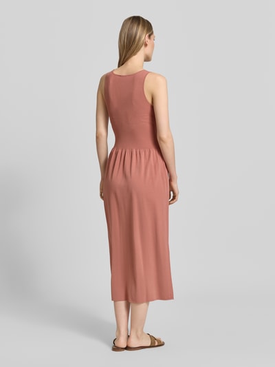 Vrouwenmodel draagt A-lijn tricotjurk uit viscosemix model 'CALIBRI' van Weekend Max Mara in zachtroze, dames, volledig silhouet achteraan.