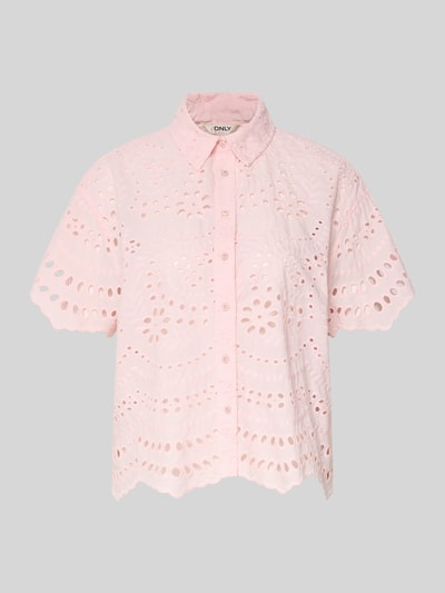 Produktfoto, Boxy Fit Kurzarmbluse aus reiner Baumwolle Modell 'NEW LALISA' von Only in zartem Rosa, Optik: Unifarben, Lochstickmuster, Hemdblusenkragen, einreihige Knopfleiste, Muschelsaum an Saum und Ärmelabschluss, reine Baumwolle.