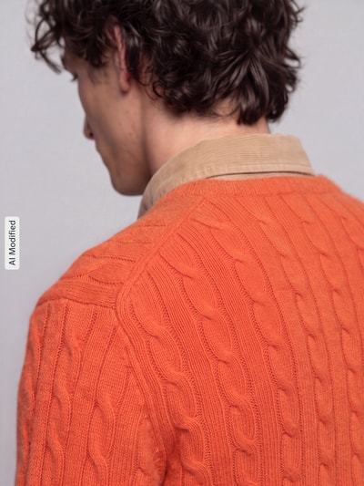 Männermodel trägt Regular Fit Pullover aus Woll-Kaschmir-Mix von Polo Ralph Lauren in Orange mit Zopfmusterstruktur, Ganzkörperansicht Rückansicht, KI-modifiziertes Bild.