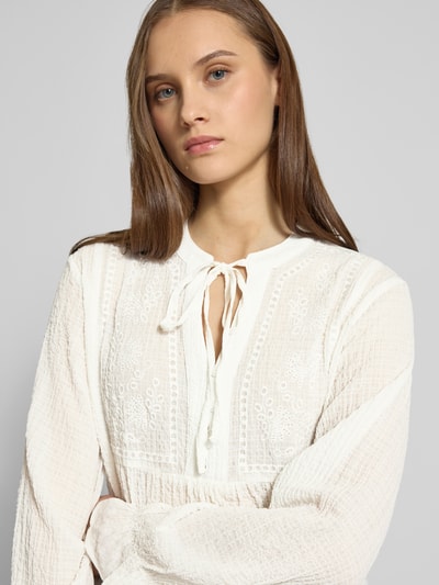 Frauenmodel trägt Regular Fit Langarmbluse mit Intarsien Modell 'ViCKY LIFE' von ONLY, Optik: Unifarben, semitransparent, Crinkle, floral, langer Ärmel, Tunika-Kragen, tiefer V-Ausschnitt, kurze Knopfleiste, Nahaufnahme Oberkörper.