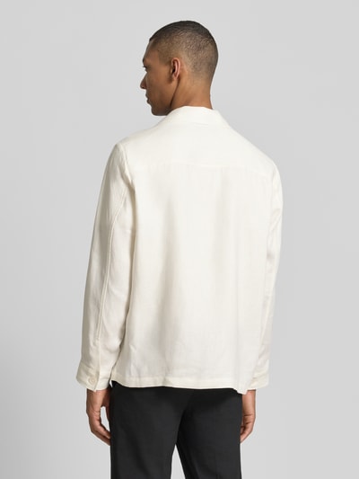 Männermodel trägt Relaxed Fit Hemdjacke aus reinem Leinen Modell 'H-CAI-K-3P-262' von BOSS, Optik: Unifarben, Ganzkörperansicht Rückansicht.