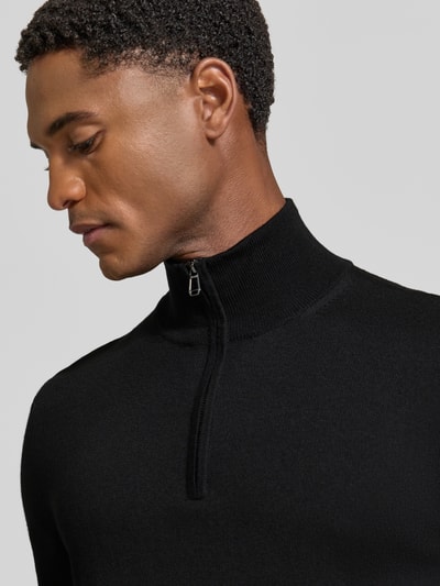 Männermodel trägt Modern Fit Troyer aus reiner Schurwolle Modell 'Dario' von JOOP! in Schwarz, Nahaufnahme Oberkörper, Herren Troyer von JOOP! COLLECTION.