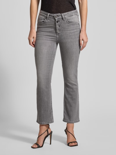 Frauenmodel trägt Jeans mit Knopfleiste Modell 'PRINCESS' von Liu Jo White im Used-Look, Baumwoll-Lyocell-Mix, Slim-Fit, Nahaufnahme Oberkörper.