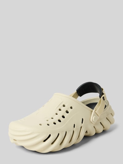 Productfoto, Hausschuhe met Label-Detail van Crocs in beige met afgeronde neus, gestructureerde zool, hakhoogte 9 cm, herenmodel.