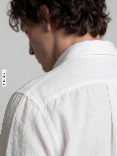 Männermodel trägt Regular Fit Freizeithemd aus Leinen-Mix von Jake*s, weiße Farbe, feine Struktur, Nahaufnahme Rückansicht, Leinen-Baumwollmix.