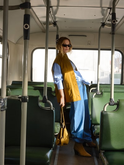 Modelka nosi Oversized Weste mit aufgesetzten Taschen - curated by Tinvcb von SIC, krój relaxed fit, stójka, zapięcie na guziki, kieszenie z patkami, długość pleców w rozmiarze 36: 67 cm, szerokość ramion w rozmiarze 36: 52 cm, szerokość w biuście w rozmiarze 36: 59 cm, kolory: musztardowy, niebieski, zielone siedzenia, tekstura gładka, widok całej sylwetki z przodu