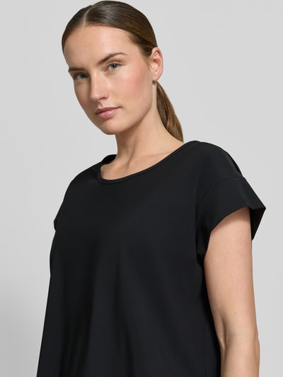 Frauenmodel trägt Damen T-Shirt mit Rundhalsausschnitt Modell 'GRIT' von Raffaello Rossi, Material-Mix mit Stretch-Anteil, Relaxed-Fit, Rückenlänge bei Größe 36: 58 cm, Nahaufnahme Oberkörper.