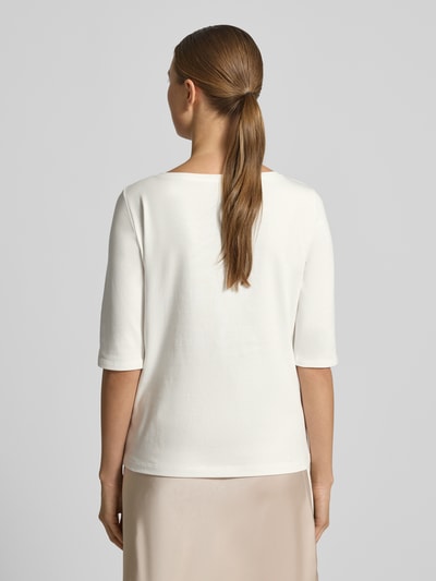 Vrouwenmodel draagt T-Shirt met Rundhalsausschnitt van Marc Cain in wit, katoen-elastaanmix, regular fit, halve mouw. Volledige rugaanzicht.