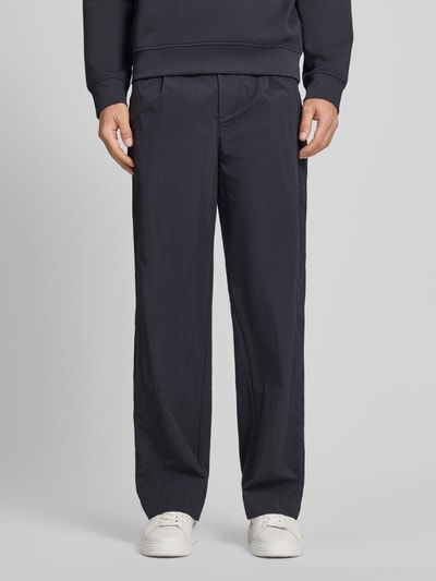 Mannenmodel draagt Hose mit Gesäßtaschen und Label-Detail van ARMANI EXCHANGE in donkerblauw met steekzakken, regular fit, ganzkörperaanzicht van voren.