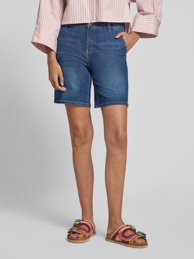 Vrouwenmodel draagt korte jeans van katoenmix met stretch, regular fit, steekzakken, model 'Jane' van FREE/QUENT, vooraanzicht, detailopname.
