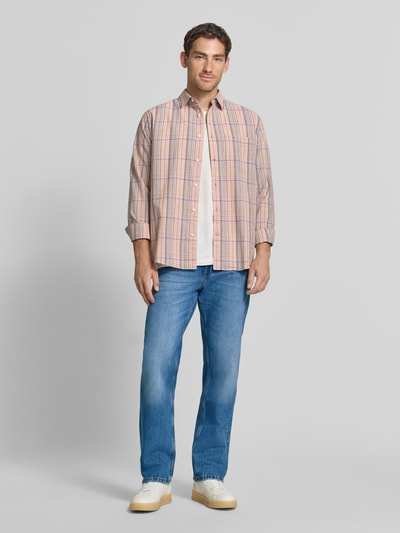 Männermodel trägt Straight Fit Jeans aus van Tommy Hilfiger in lichtblauw, rechte pijpen, effen textuur, Ganzkörperansicht von vorne.