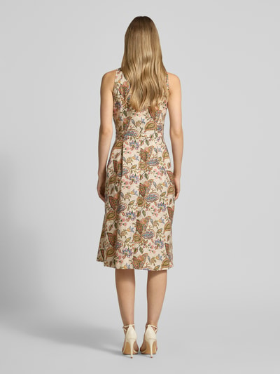 Frauenmodel trägt Midikleid aus Leinen im Allover-Look von WHITE LABEL, A-Linie, bunt gemustert, Rundhalsausschnitt, Ganzkörperansicht Rückansicht.