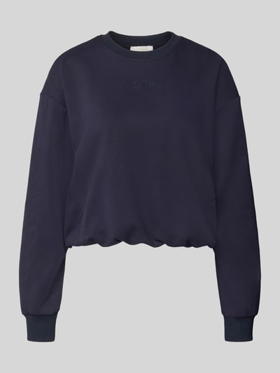 Produktfoto, Sweatshirt mit Logo-Stitching Modell 'Jana' von LeGer by Lena Gercke, bawełniany materiał, loose fit, granatowy kolor, okrągły dekolt, przeszycia logo, obniżone ramiona, elastyczne wykończenia.