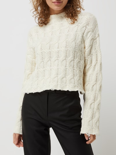 NA-KD Claire Rose x NA-KD Cropped Pullover mit Zopfmuster Offwhite 4